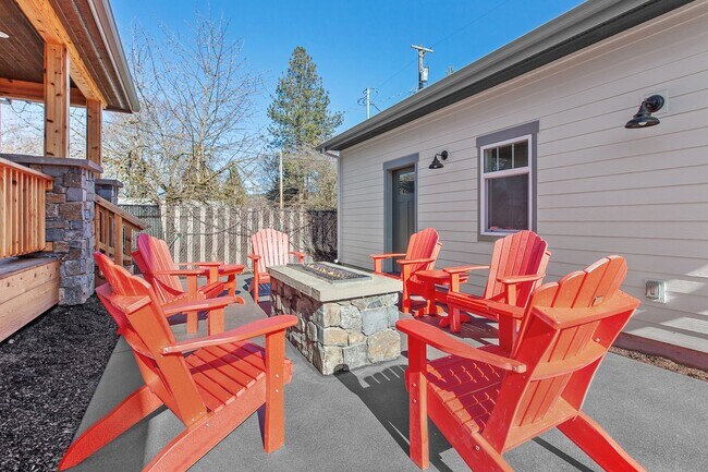Building Photo - Fully Furnished Home
