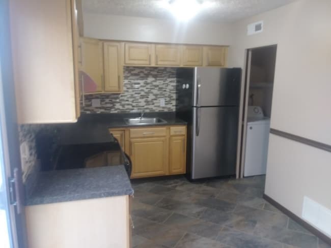 Building Photo - 1 Peppertree Ln