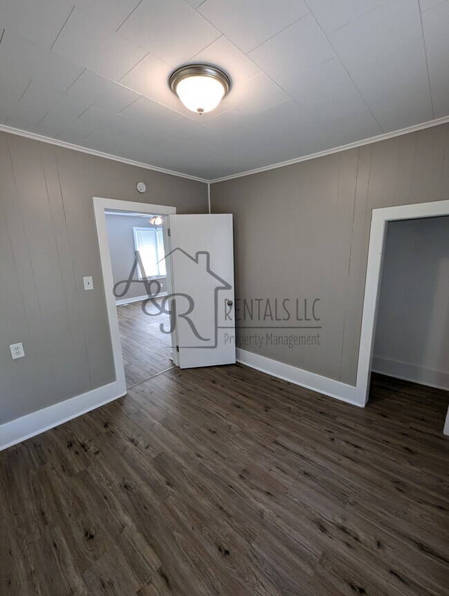 Foto del edificio - 908 E 8th St