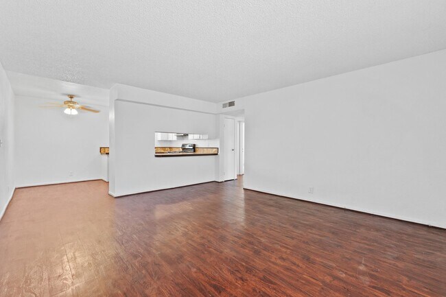 Foto del edificio - 2-Bedroom 1st-Floor Apartment – Move In To...