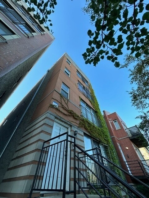 Primary Photo - 2729 W Congress Pkwy