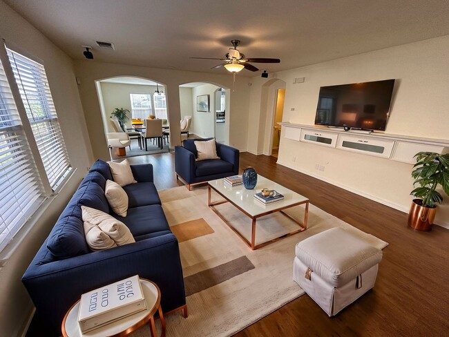 Building Photo - **APPLICATION RECEIVED** MOVE IN SPECIAL!!...