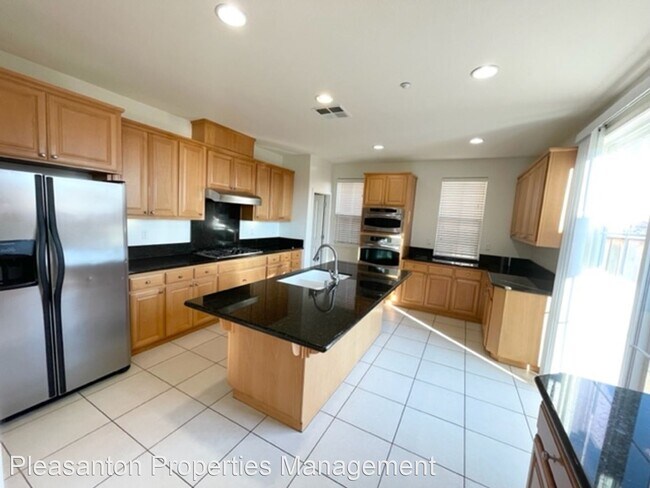 Foto del edificio - 5 br, 3.5 bath House - 4900 Valerio St.