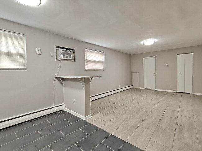 Building Photo - 7108 Oxford Ave