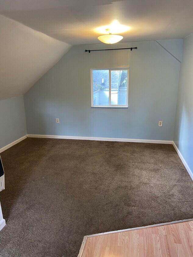 Living Room - 840 E Maple St