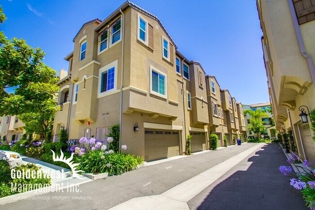 Building Photo - Gorgeous 3Bdm 2.5Ba Home in the Heart of S...