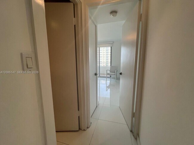 Foto del edificio - 5555 Collins Ave