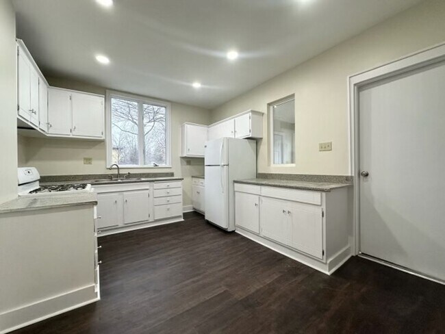 Building Photo - Beautiful 4 Bedroom, 2 Bath House for rent!!