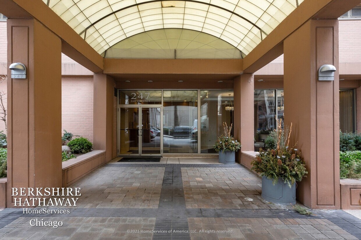 Foto principal - 247 E CHESTNUT Street