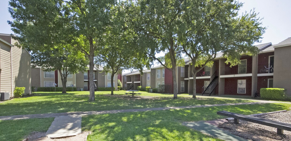 PARKS AT WALNUT Apartments Dallas, TX