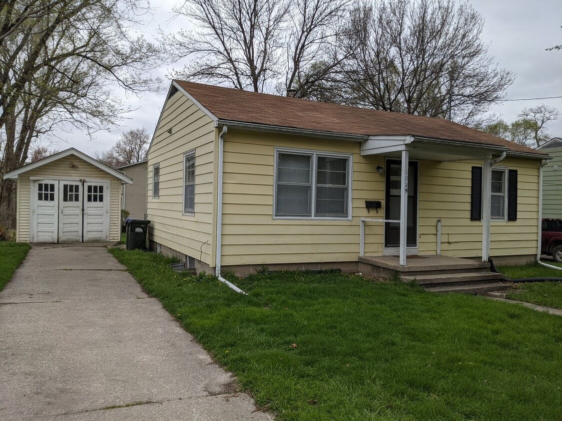 Primary Photo - Available August 2026! 2 bedroom, 1 bath single-family home on corner lot