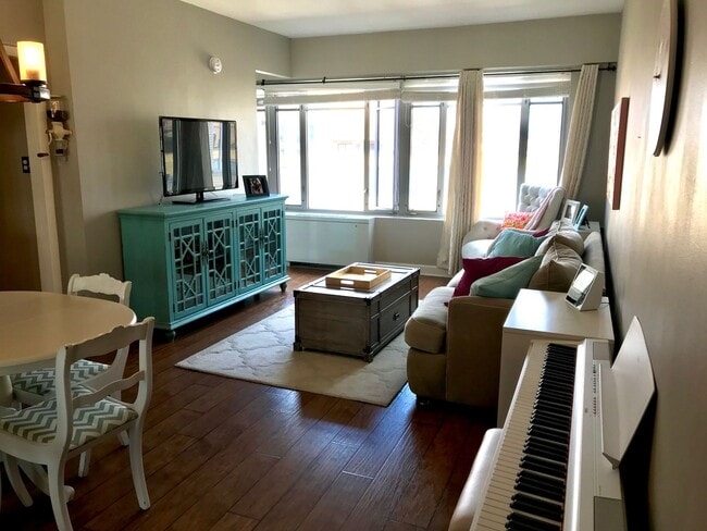 Building Photo - Great Junior 1 Bedroom In DuPont Circle