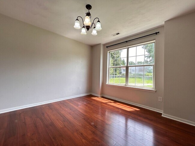 Foto del edificio - Spacious & Updated 4-Bedroom Gem in the He...
