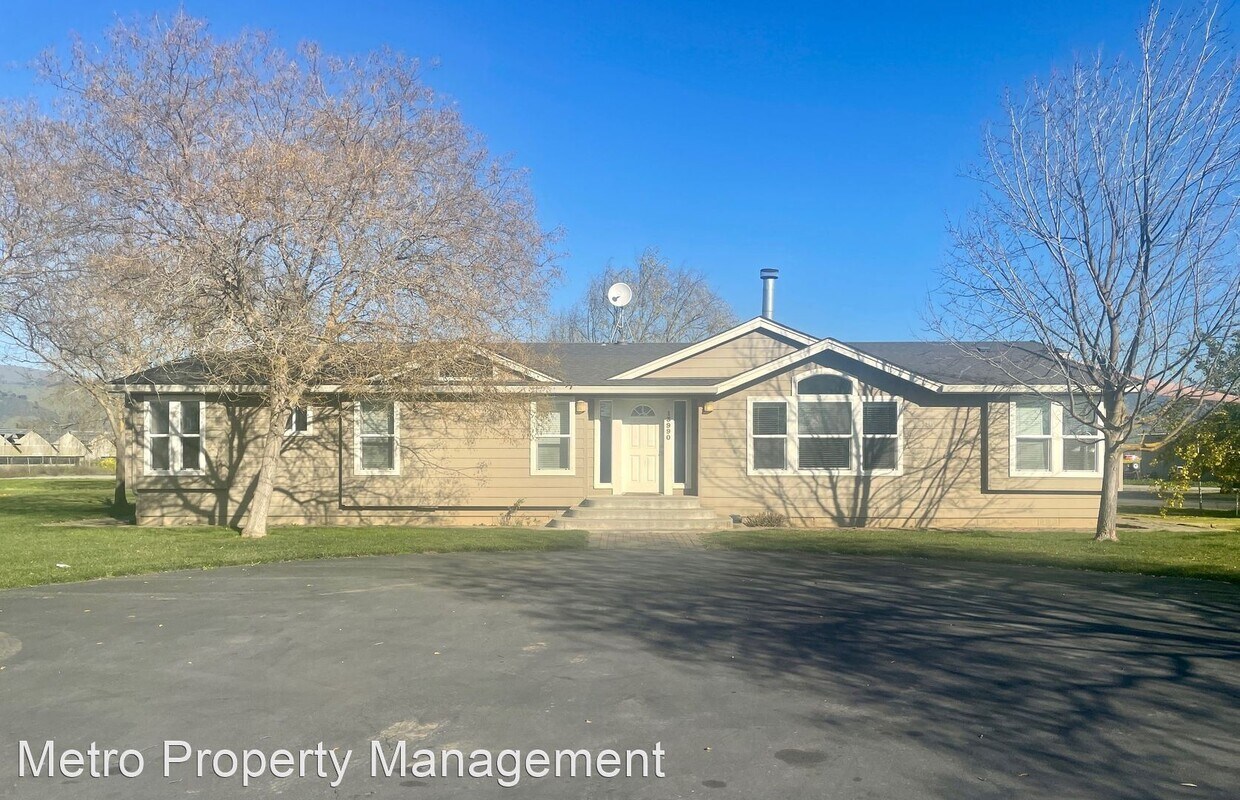 Primary Photo - 4 br, 2.5 bath House - 13990 Murphy Ave