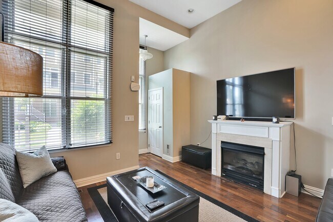 Building Photo - 292 Roslyn Ct