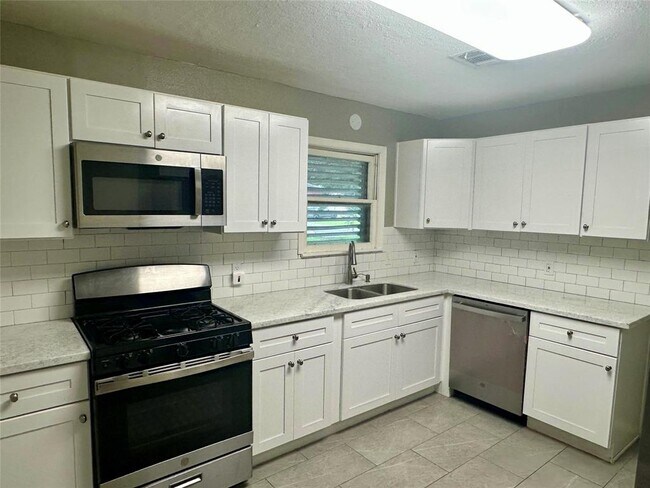 Building Photo - 2303 Oaklawn Dr