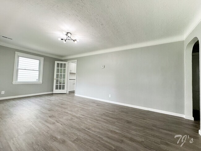 Building Photo - 6877 Beresford Ave