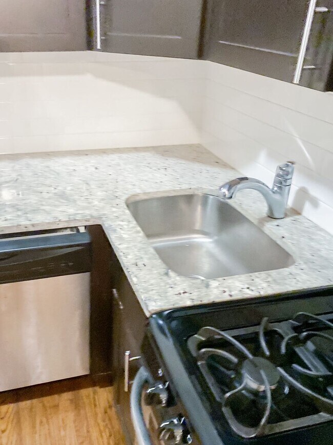 Foto del edificio - 520 W Cornelia Ave