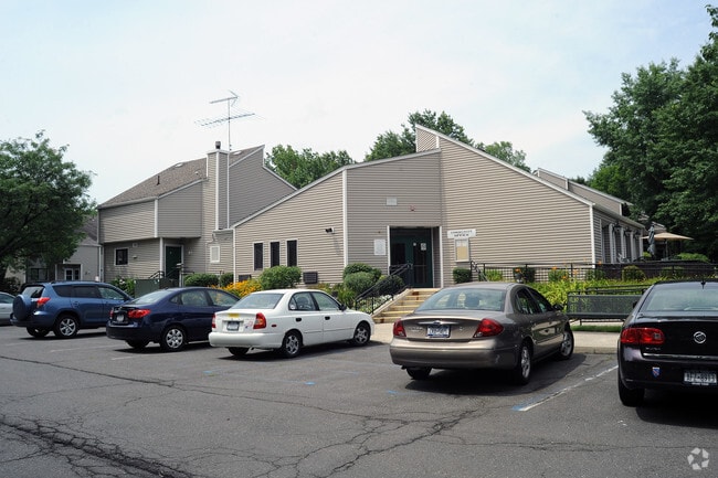 Building Photo - Squadron Gardens