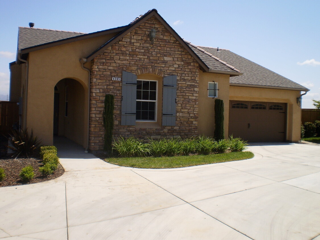 Foto principal - Great Harlan Ranch Home! Don't miss out!