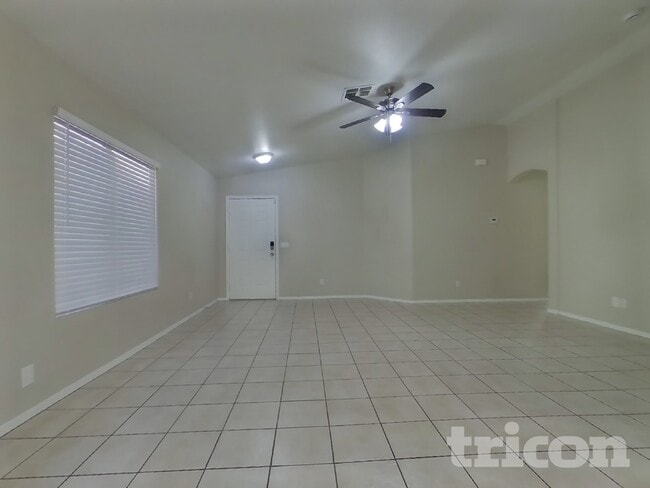 Building Photo - 2022 E Winston Dr