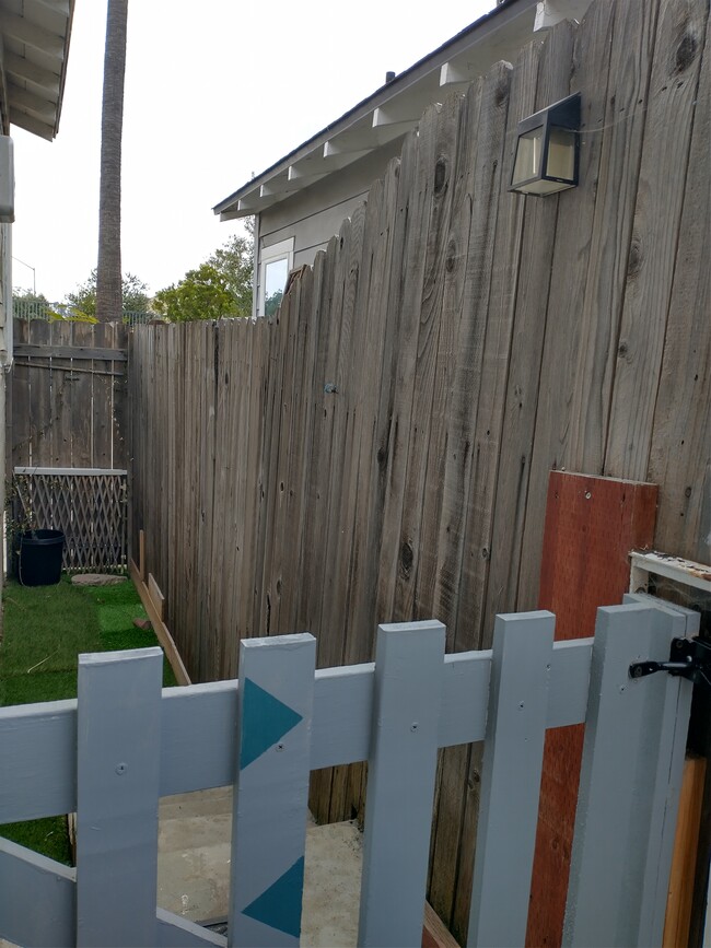 Dog run on south side of house with (small) doggy door! - 4190 Estrella Ave