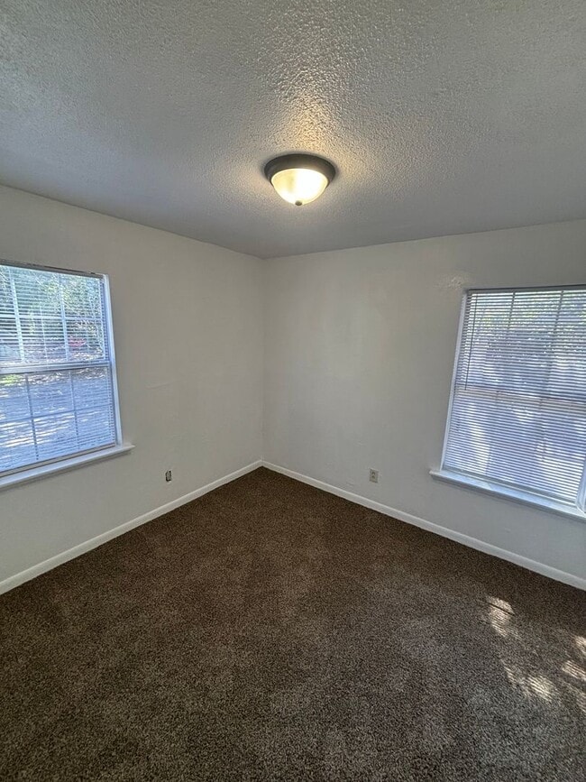 Building Photo - Freshly Renovated 3x1! Fully Fenced in Yar...