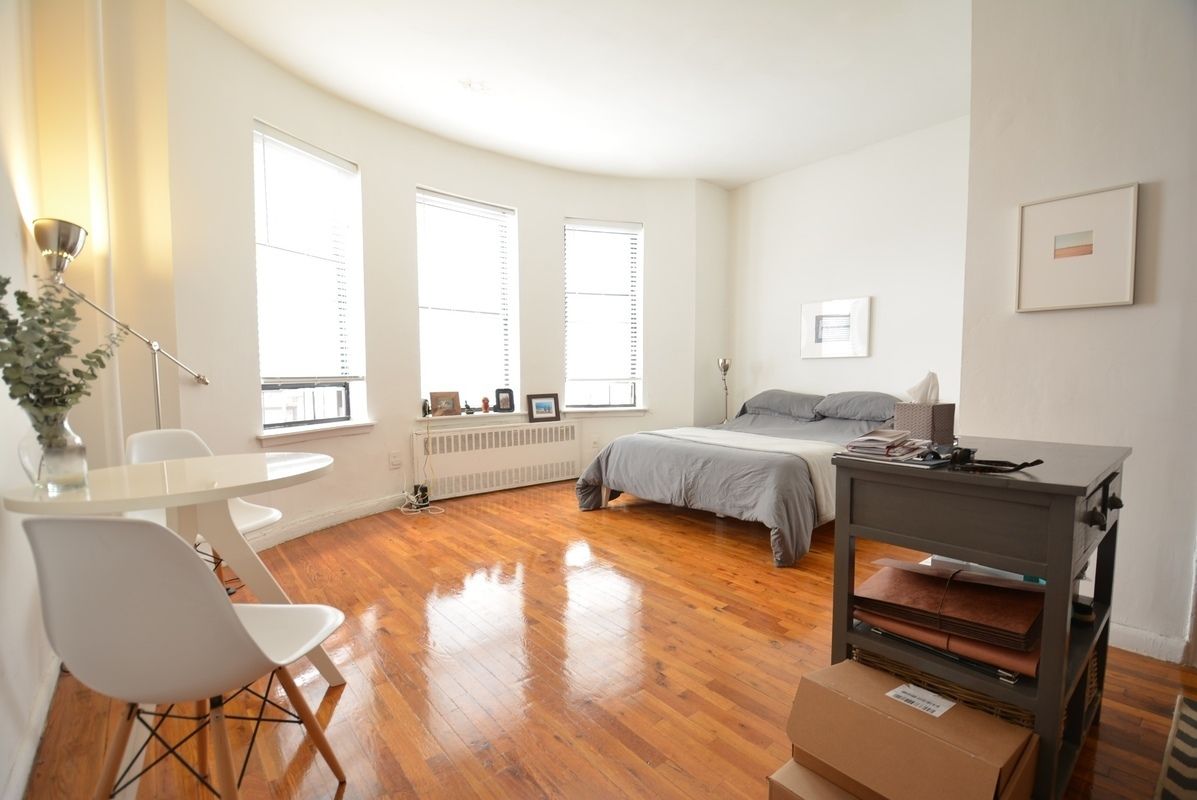 Primary Photo - 100 W 80th St
