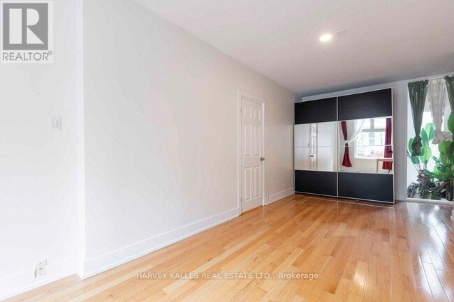 Building Photo - 148 Collier St