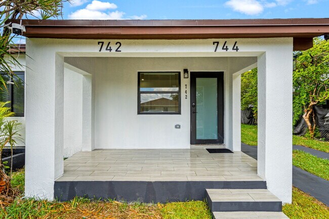 Foto del edificio - 742 NW 70th St