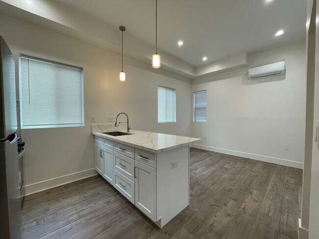 Foto del edificio - Beautiful Newly Renovated  1 bd 1ba Near Melrose Place