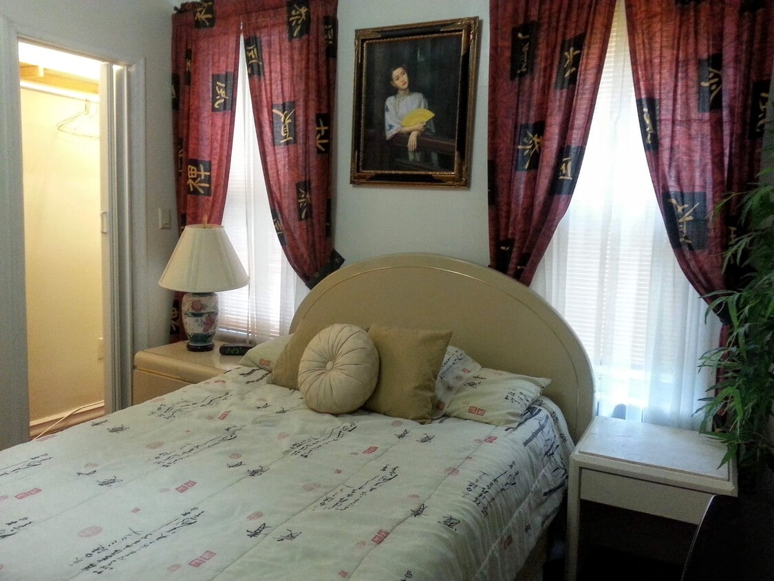 Foto principal - 4300 8th St NW