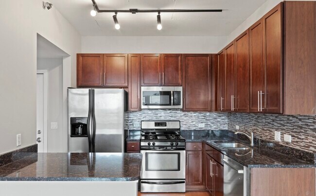 Kitchen with island - 909 W Washington Blvd