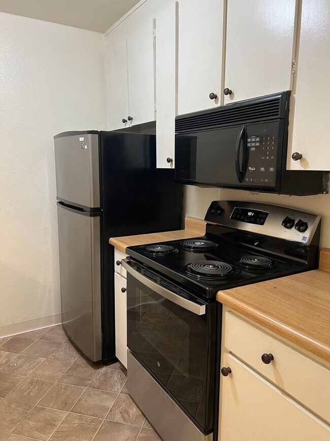 Building Photo - One bedroom one bathroom Shelter Creek Condo available now!