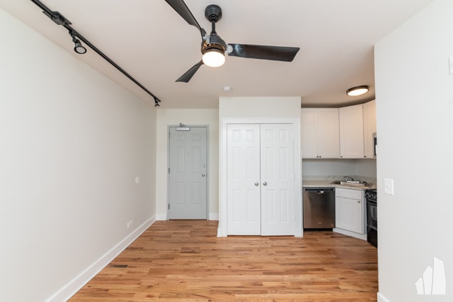 Building Photo - 4526 N Sheridan Rd