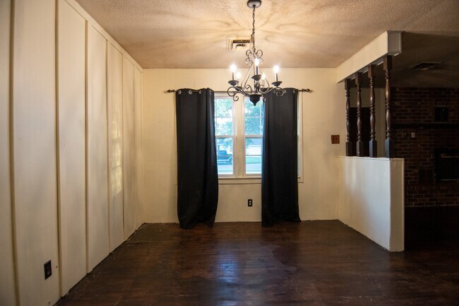 Building Photo - 3 Bedroom 1 Bath