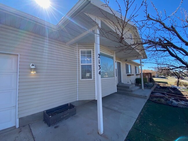 Building Photo - 5 Bed - 3 Bath with 2 Car Garage