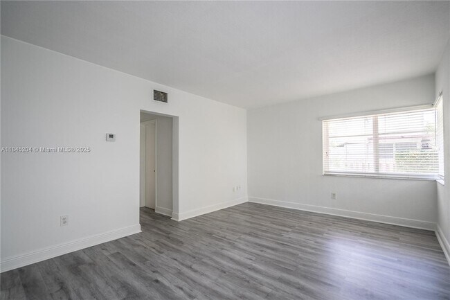Building Photo - 1011 Bay Dr