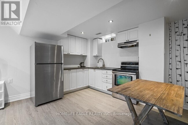 Photo du bâtiment - 98 Lowther Ave