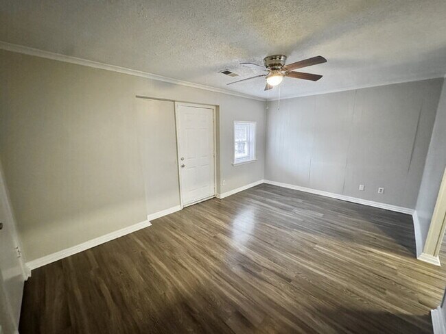 Building Photo - 4130 Pikes Peak Ave