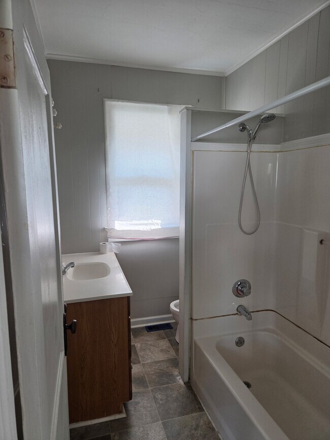 Baño - 802 N Governor St