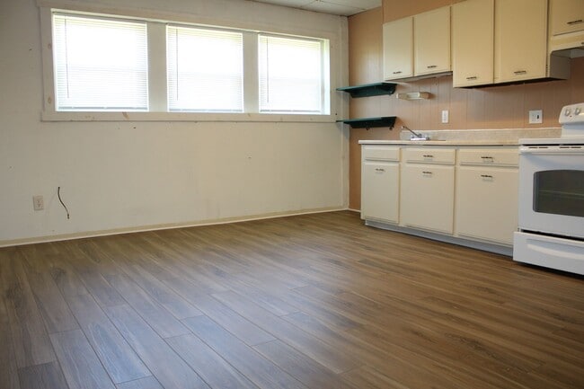 Building Photo - Apartment