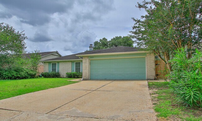 Foto del edificio - 4 Bedroom 2 Bathroom Cypress Home with Fireplace and Fenced Backyard