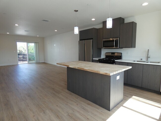 Building Photo - 2412 Carmona Ave