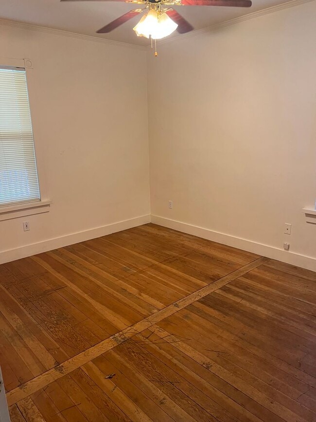 Foto del edificio - 2BED 1BATH - FENCED YARD, WASHER DRYER HOOKUP, STORAGE SHED, NEAR DOWNTOWN