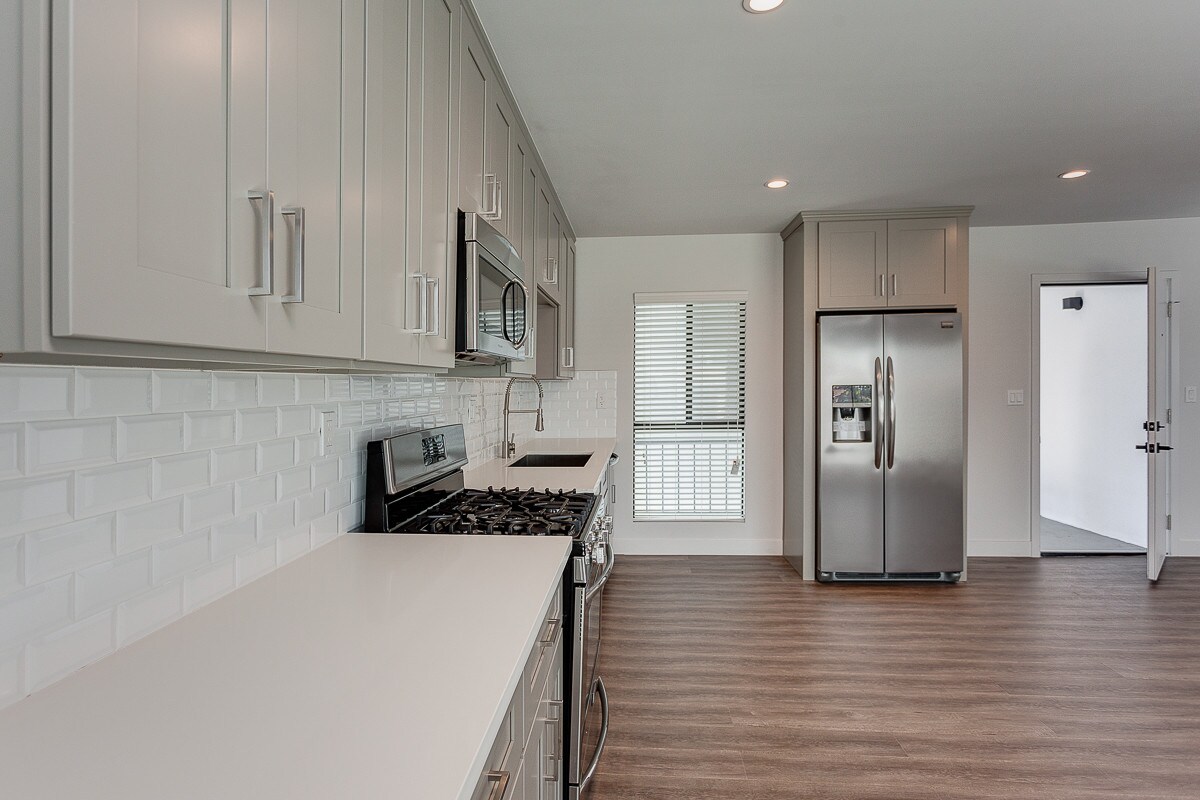 Foto principal - 2827 S La Brea Ave