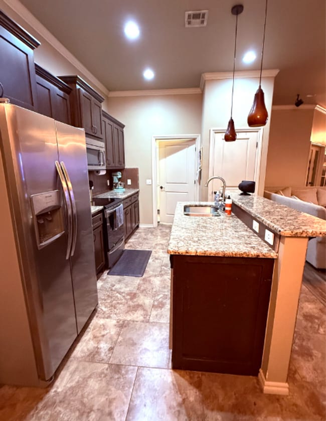 Building Photo - Spacious & Modern Home - 10 Minutes from Tinker AFB!