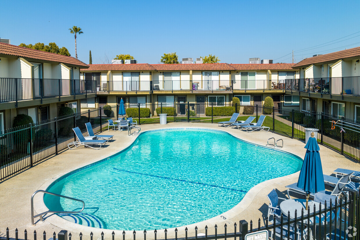 Resort Style Swimming Pool - Briarwood Apartments