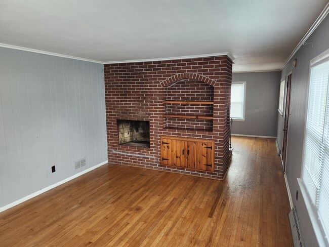 Living Room - 1070 S Coldbrook Ave