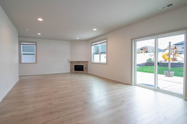 Foto del edificio - ***Coming Soon June 1st, 2026***Modern 4 bed 2.5 bath near the Fairways Golf Course, Amazon and F...